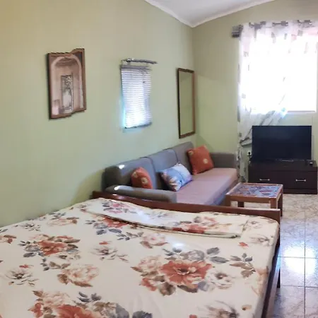 Nemoris Boho Garden House And Caravan - Bbq Area *